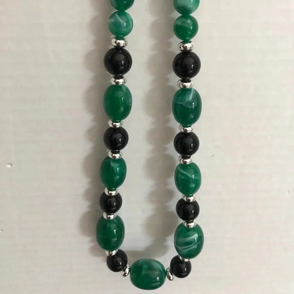Vtg Green  and Black Beaded Necklace - Picture 2 of 7